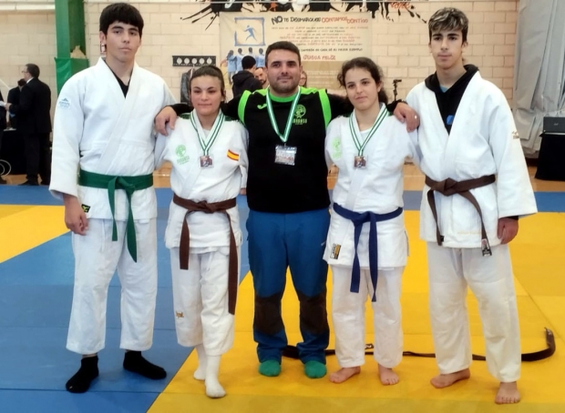 Juokas del Club Baransu con su entrenador en el Segundo Ranking Andaluz Cadete (BARANSU)