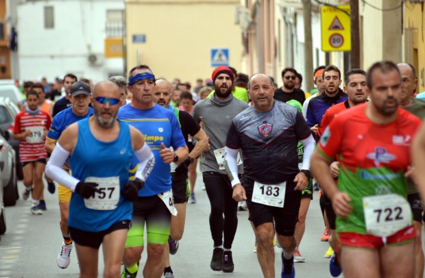 Un grupo de corredores por las calles de Albolote en la prueba del año pasado (J. PALMA)