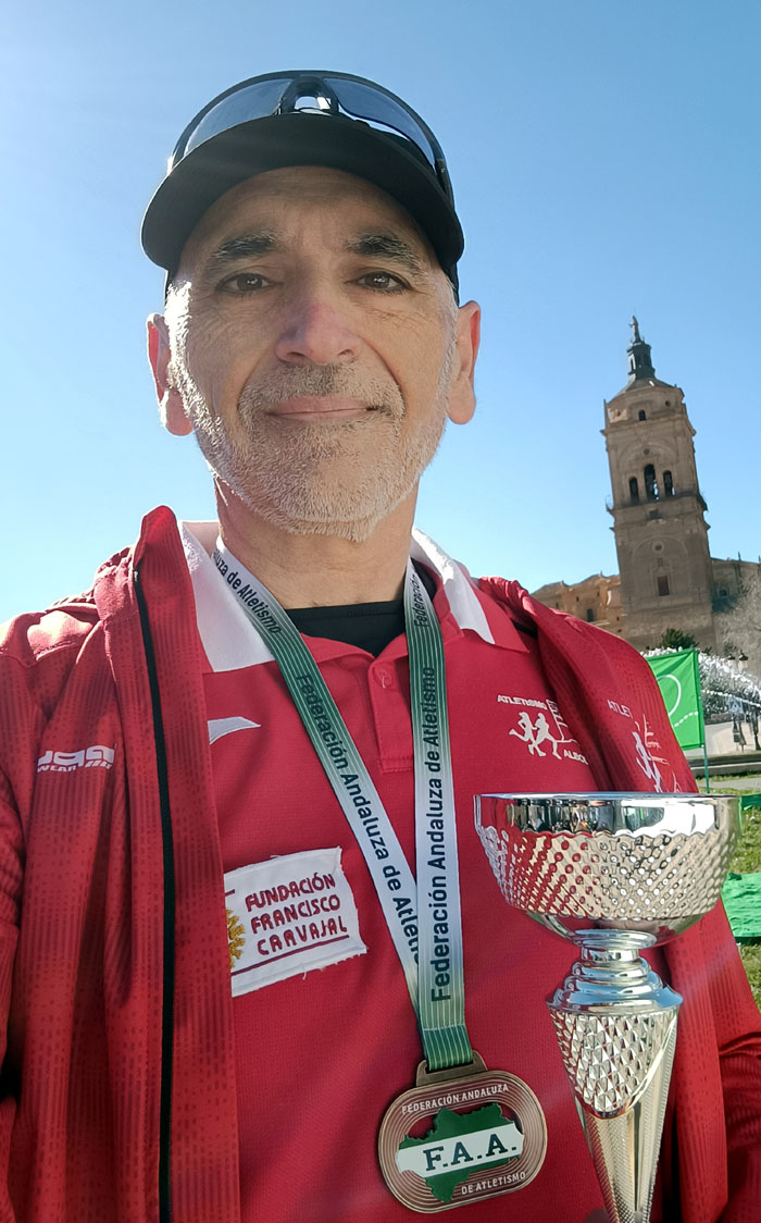 Francisco Cortijo con la medalla y trofeo como Campe�n de Andaluc�a en categor�a M55