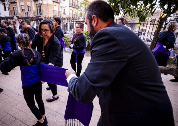 Costaleros juveniles de la Hermandad se preparan para la procesión del Viernes Santo 