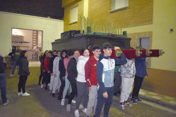 Acto de la Primera Levantá. Abajo, entrega de una placa a los costaleros de honor.