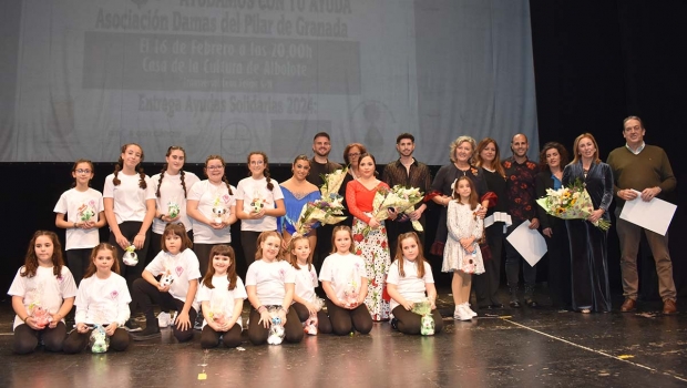 Participantes y representantes de las asociaciones posan al final de la gala.