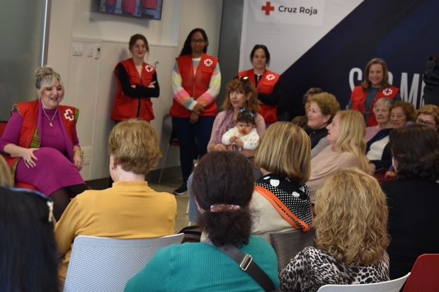 Charla de Mariola Cantarero en la sede de Cruz Roja de Albolote 