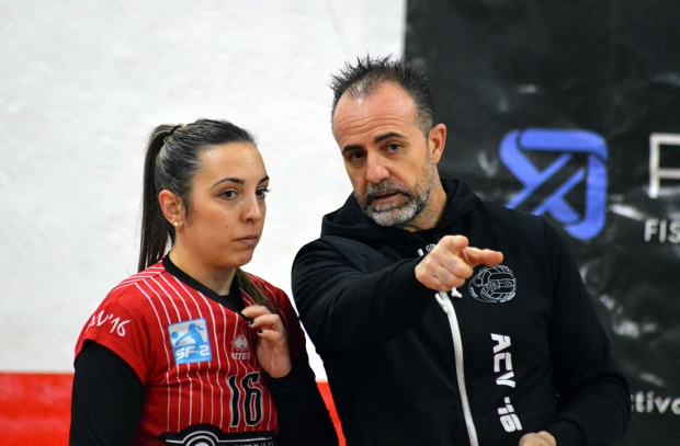 Esteban Férriz, entrenador del Nevadis Albolote, da instrucciones a Celia Ochoa durante un partido (J. PALMA)