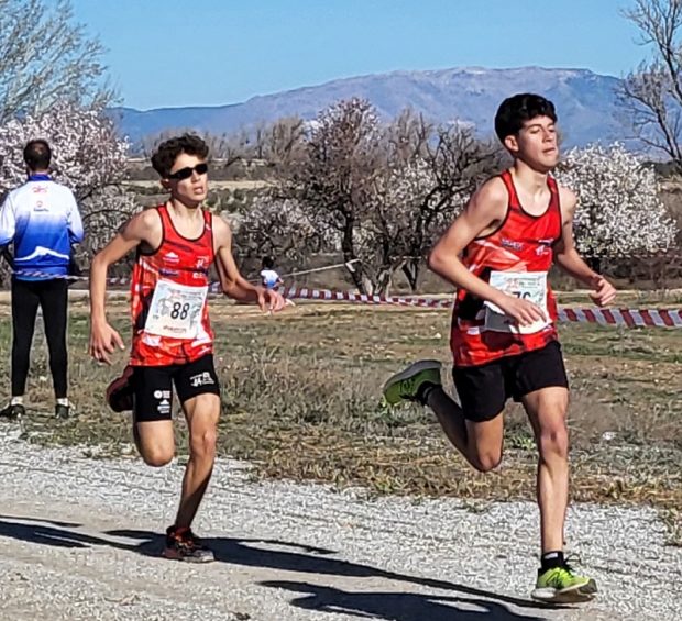 Alejandro Barriga, seguido de Nacho Royo, en un momento de la prueba de baza (CLUB ATLETISMO ALBOLOTE) 