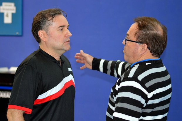 Miguel Rafa Fernández, el entrenador del Albolut TM, da instrucciones a Juan Jesús Guzmán (J. PALMA)