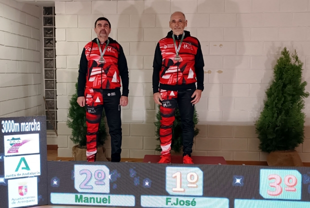 Francisco Cortijo y Manuel Peña en el podio del Campeonato Máster en pista cubierta