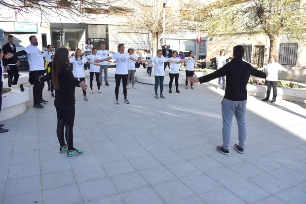 Un momento de la actividad física grupal de Proactiva Fisioterapia en la plaza 19 de abril de Albolote.