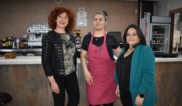 La presidenta de ASCOAL, Lourdes Gómez, junto a la propietaria del bar Los Torres y a la concejala de Comercio