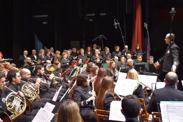 La Banda Municipal y la Coral Polifónica durante la actuación. Abajo, integrantes de la formación musical que recibieron un reconocimiento por su constancia y trabajo.