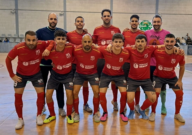 Los jugadores del Albolote Herogra posan en la cancha del Bélmes Atlético (ALBOLOTE FUTSAL)