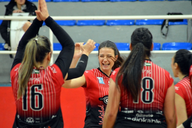 Las jugadoras del Nevadis Albolote celebran la victoria en el cuarto set ante Alcorcón (J. PALMA)