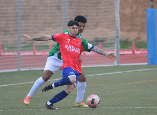 Dámaso, autor del tanto local, en una acción del partido ante el Benalúa CF (J. PALMA)