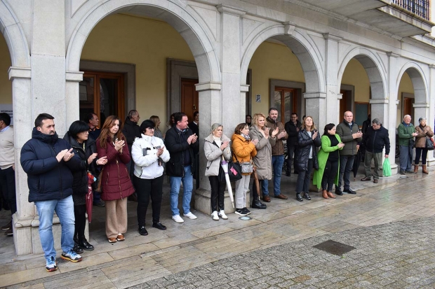 Un momento del minuto de silencio a las puertas del Ayuntamiento de Albolote.