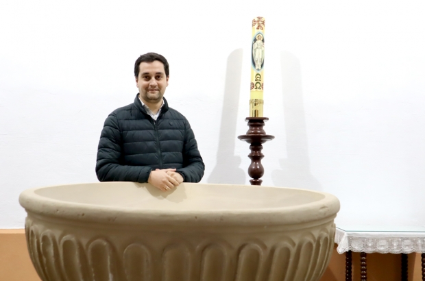 Manuel Tabasco posa en la capilla baustimal de la Iglesia de Albolote durante su reciente visita al templo.