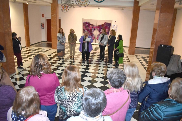 Presentación de la muestra en la Casa de la Cultura y `gandalas` en el techo de la sala de exposiciones.