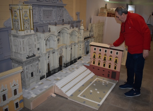 Manuel González muestra la maqueta de la Catedral y de la plaza de las Pasiegas 