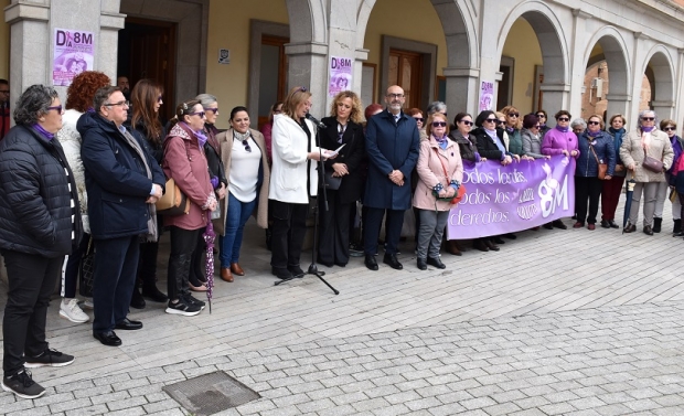 La concejala de Igualdad, Eugenia Rodríguez Bailón lee el manifieso del 8 de marzo