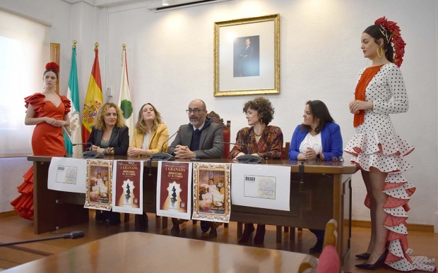 Presentación de la 7ª Pasarela Flamenca Granada con la presencia de las dos diseñadoras, el alcalde y concejalas y dos modelos.