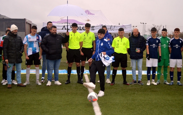 Miguel Ángel Guardia en el momento de realizar el saque de honor el pasado sábado (J. PALMA)