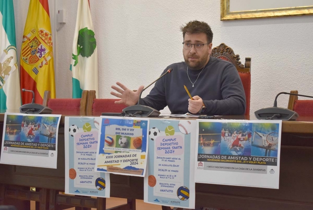 El concejal, Juanjo Martínez, presentó el programa de ocio y deporte para Semana Santa. Abajo, un grupo de escolares en las Jornadas de Amistad y Deporte.