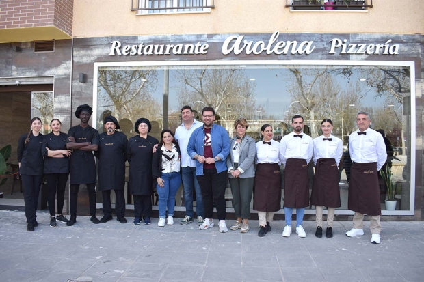 Inauguración del restaurante en la avenida Lucilo Carvajal. Abajo, el gerente, Adolfo Fernández, corta la cinta.