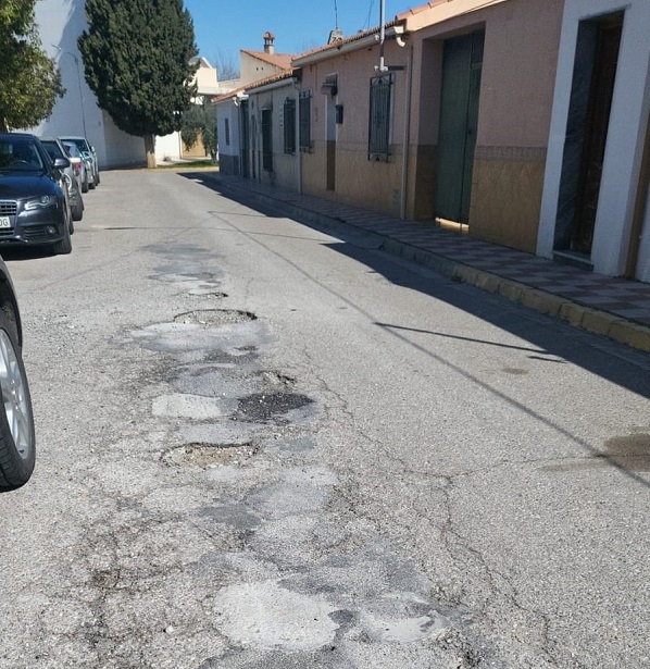 Baches en una calle de El Chaparral 