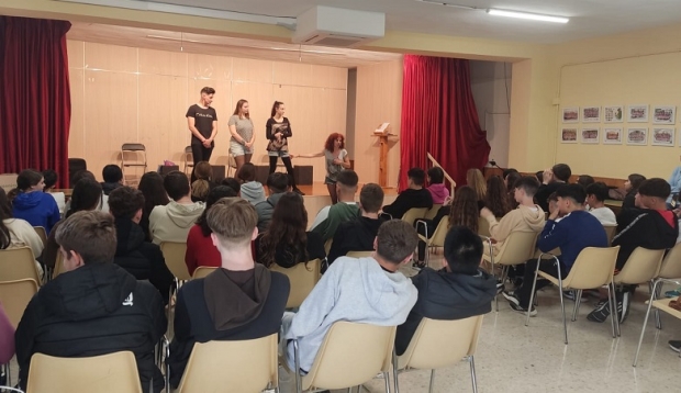 Una sesión del teatro forum en el colegio Ave María