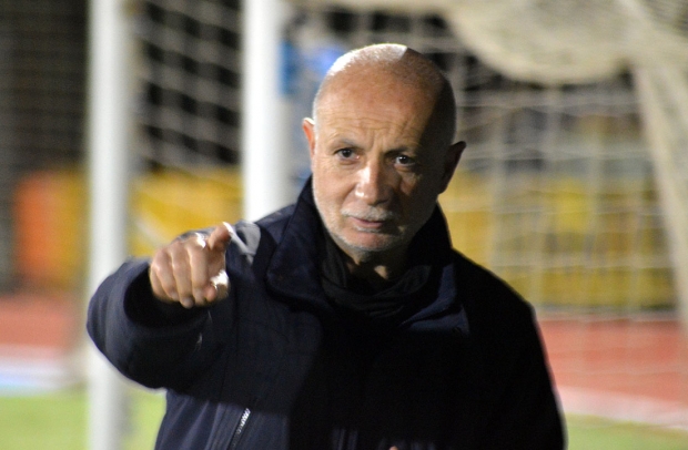 Miguel Álvarez, entrenador del CF Imperio, da instrucciones durante un partido (J. PALMA)