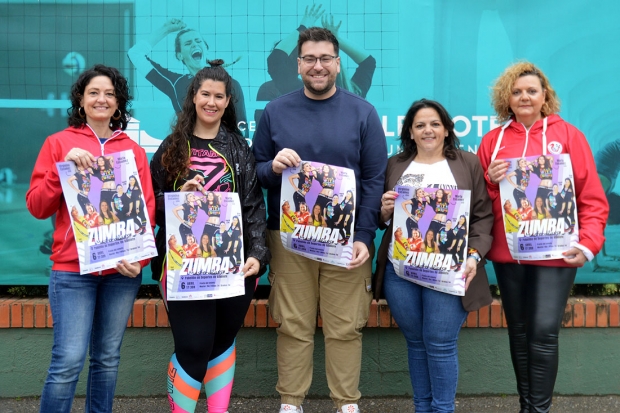 Organizadores y autoridades en la presentación del cartel del evento solidario (J. PALMA)