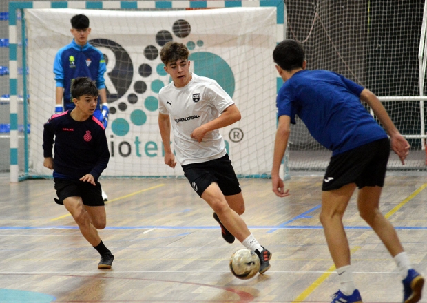 Jugada de un partido de fútbol sala en el pabellón municipal de Albolote (J. PALMA)