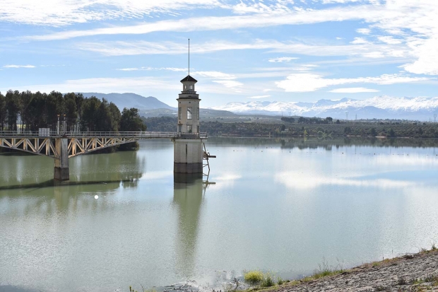 Aspecto del embalse del Cubillas tras las últimas lluvias en una imagen tomada el martes 2 de abril de 2024.