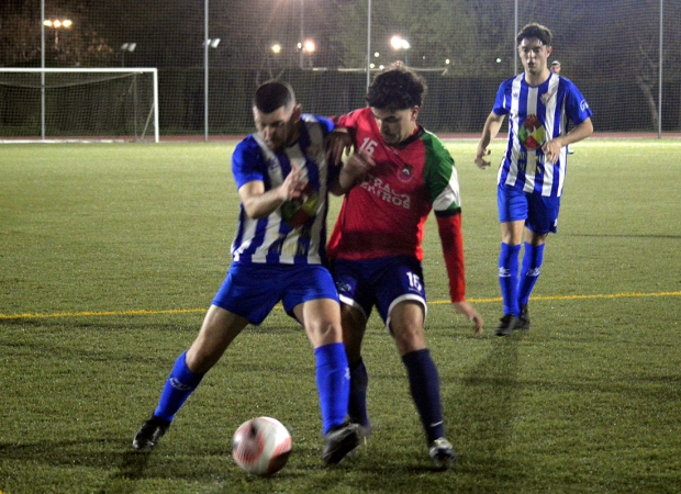 Una acción del encuentro de ida que se disputó en el municipal de Albolote entre el CF Imperio y At. Zubia (J. PALMA)