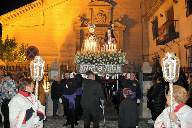 Salida de la procesión del Viernes Santo desde la Iglesia de la Encarnación de Albolote. Abajo, el Cristo de la Juventud durante su itinerario por la Plaza de España.