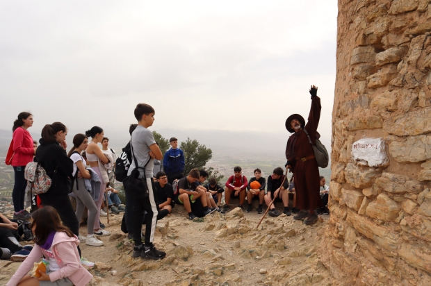 El peregrino durante su explicación a los escolares en la basde del Torreón de Albolote 