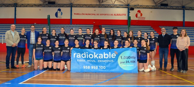 Jugadoras y técnicos de los equipos clasificados para el Campeonato de Andalucía posan con autoridades locales y patrocinador (J. PALMA)