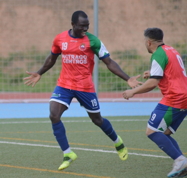 Yaya celebra con Edgar el tercer tanto de los locales (J. PALMA)