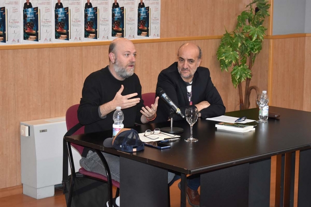 Juan Carlos Rodríguez Torres, derecha, junto a Alejandro Pedregosa en la presentación. Abajo, concejales de equipo de Gobierno acompañaron al autor en el acto.