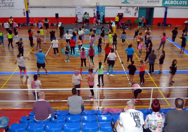 Panorámica del pabellón municipal de Deportes durante la Master Class Solidaria de Zumba (J. PALMA)