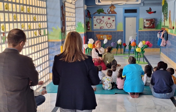 El delegado y la concejala de cultura asisten a la representación teatral en el centro infantil El Parque de Albolote 