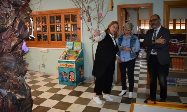 EL alcalde y la concejala de Cultura visitaron la biblioteca de El Chaparral 