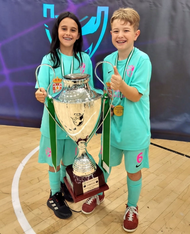 Carmen e Iker con la copa de campeones de Andalucía (ALBOLOTE FUTSAL)