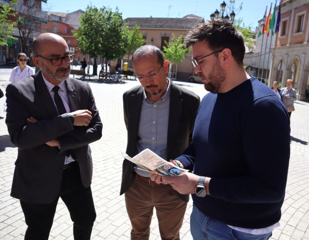El concejal de Turismo, Juanjo Martínez, explica al delegado la nueva ruta cultura sobre la figura de Carvajal, en presencia del alcalde, Salustiano Ureña.