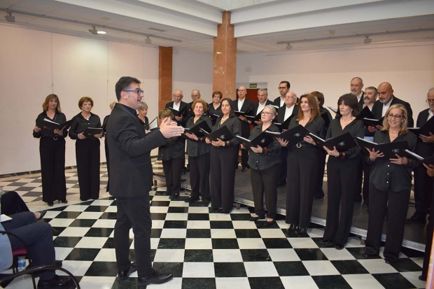 Actuación de la Coral Polifónica de Albolote y abajo un momento de la actuación conjunta de las tres fomaciones musicales.