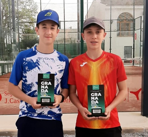 Ismael Padial y Jesús Nievas con el trofeo de subcampeones de Granada