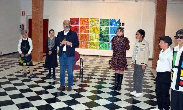 Intervención del alcalde de Albolote, Salustiano Ureña, en la presentación de la muestra. Abajo, algunos de los cuadros del proyecto.