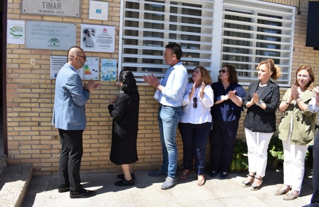 El alcalde y la esposa de Manuel González descubren la placa 