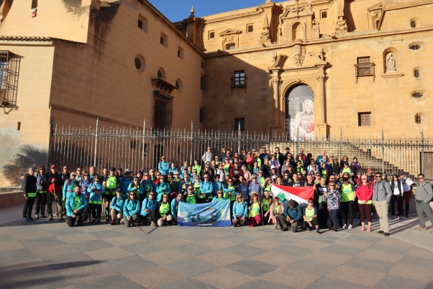 Foto de grupo en la fachada lateral de la catedral de Guadix antes de iniciar la ruta.  