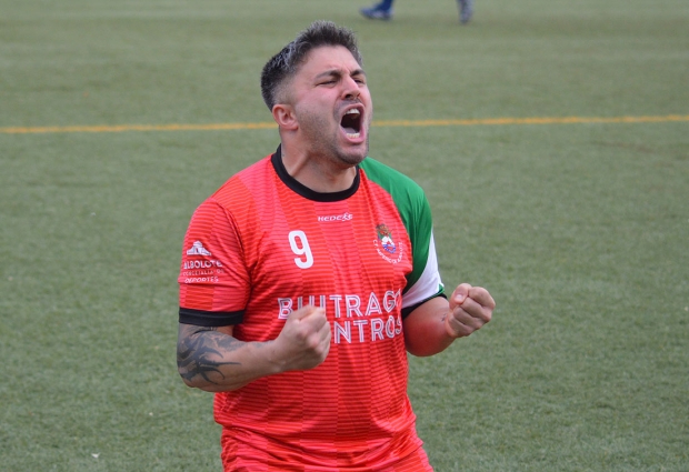 Edgar, jugador del CF Imperio, celebrando una victoria del equipo alboloteño (J. PALMA)