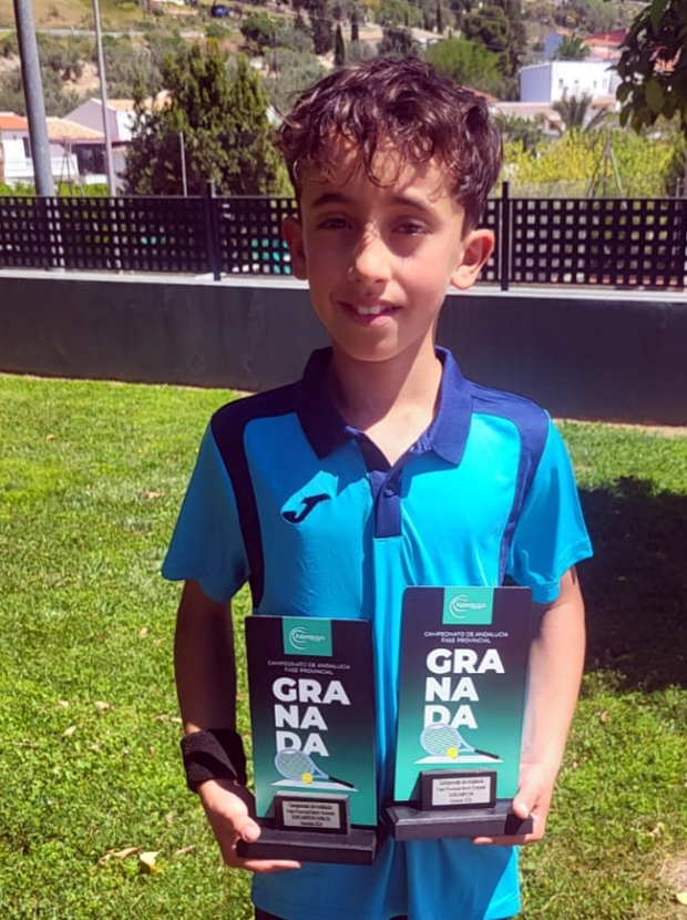 Iván Nievas con los trofeos como subcampeon provincial en dobles e individual